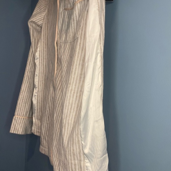 Simply Vera Vera Wang Cream and Beige 2 Piece Striped Pajama Set Size Medium NWT - Picture 3 of 8
